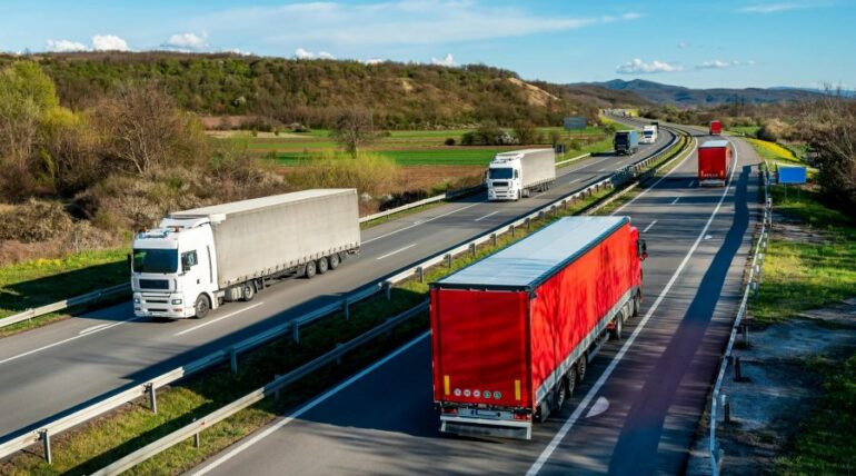 Nuk gjenden punonjës  paga për drejtuesit shqiptarë të kamionit arrin deri në 2 500 euro  sa në Greqi