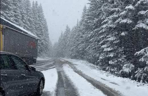 Ngrica dhe acar  Reshje intensive bore në Llogara  probleme me qarkullimin e mjeteve