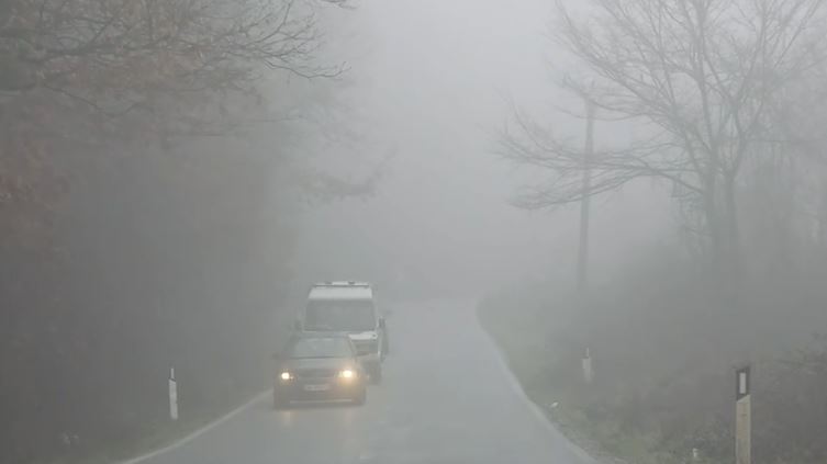 Mjegulla e dendur mbulon Kukësin  vështirësi në qarkullim