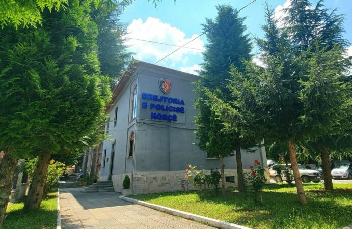 Me armë zjarri në makinë dhe banesë  arrestohet 30 vjeçari në Maliq