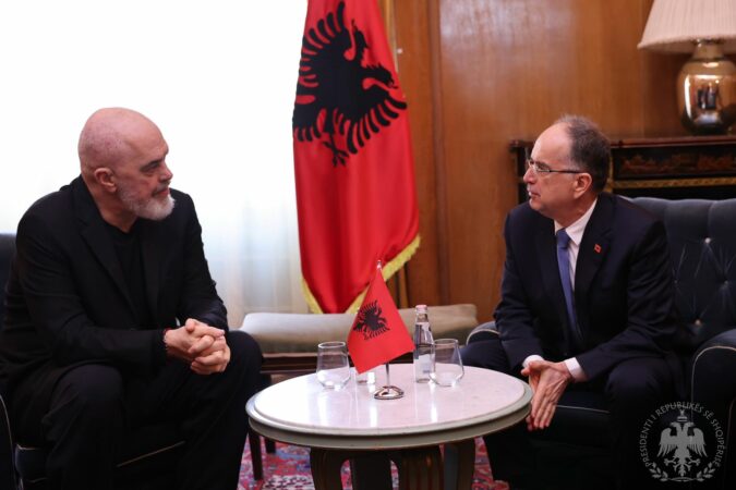 I dorëzoi ndryshimet në qeveri  përfundon pas 40 minutash takimi Rama Begaj në Pallatin e Brigadave