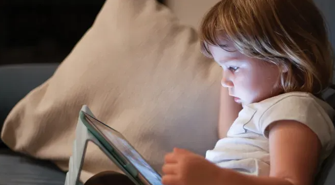 Studime të reja tregojnë se ekspozimi i fëmijëve ndaj ekranit para moshës 2 vjeç mund të ndryshojë mënyrën se si zhvillohet truri i tyre    