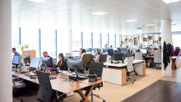 Teknologjia ul numrin e të punësuarve në zyra  turizmi dhe ndërtimi me rritje