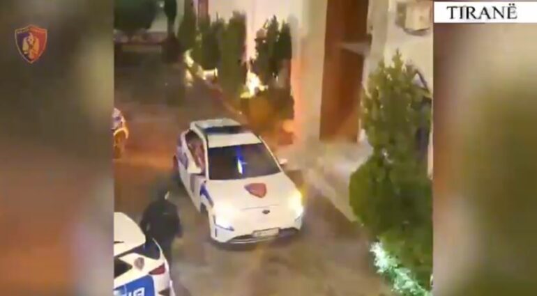 Arrestohet 23 vjeçari në Tiranë  Bashkë me vëllain goditën dy shtetas të tjerë dhe qëlluan me armë drejt tyre