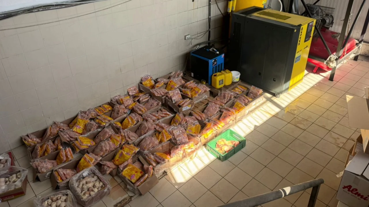 AKU bllokon 738 kg fileto pule  Mishi me probleme në KMY  bllokohet edhe një sasi djathi në  Bonum 