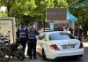 Tiranë/ ‘Benzi’ luksoz del nga rruga dhe përfundon në trotuar, shoferi gjobitet me 40 mijë lekë