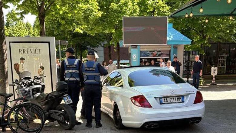 Tiranë   Benzi  luksoz del nga rruga dhe përfundon në trotuar  shoferi gjobitet me 40 mijë lekë