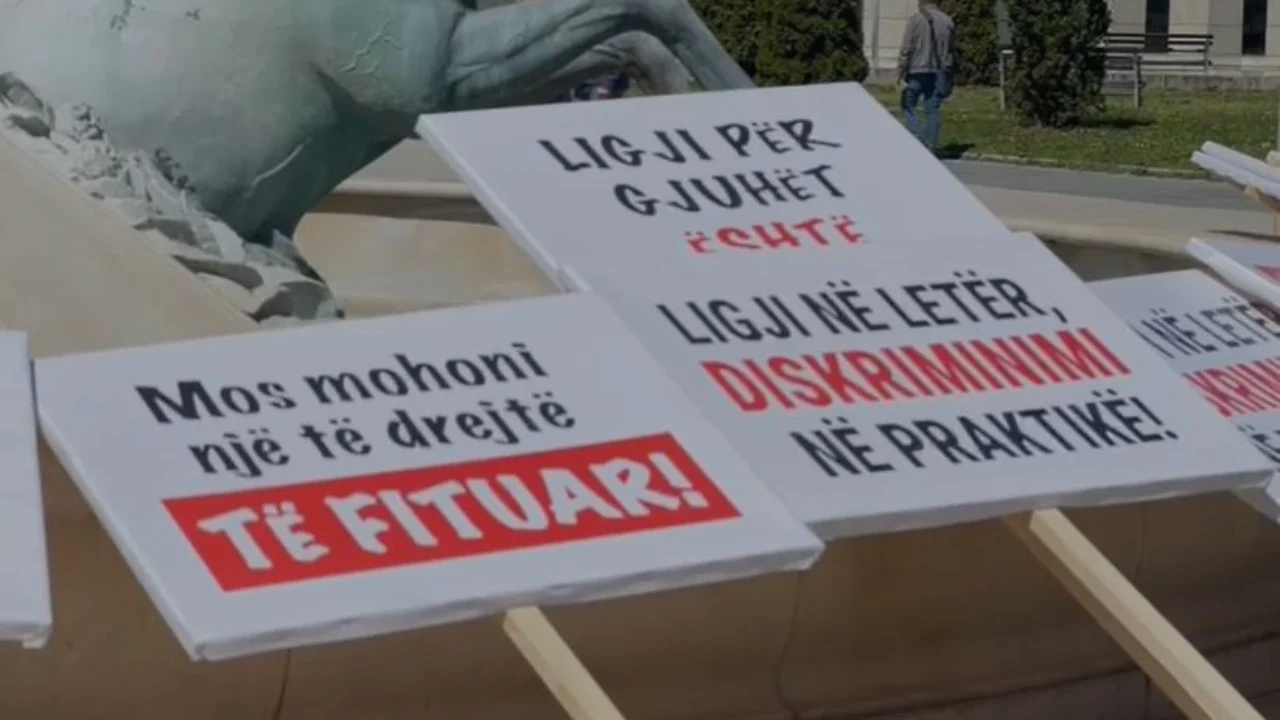  Ligji në letër  diskriminim në praktikë   Protestë për provimin në gjuhën shqipe në Maqedoninë e Veriut  studentët  pushtojnë  Shkupin