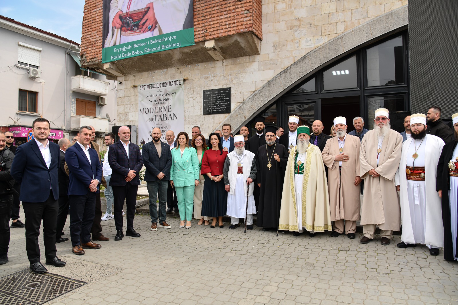 Zhvillohet në Elbasan ceremonia e dhënies së titullit  Nderi i Qarkut Elbasan   Kryegjyshit Botëror Bektashian  Haxhi Dede Baba Edmond Brahimaj