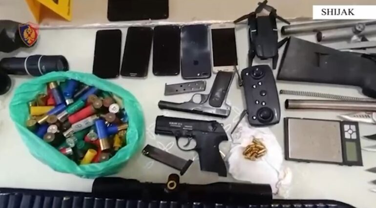 Sekuestrohen 2 armë zjarri  3 armë gjahu  municion luftarak  armë të ftohta dhe kokainë  arrestohet 59 vjeçari në Shijak