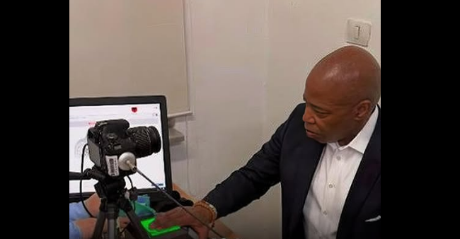 Ish kryetari i Bashkisë së New York  Eric Adams  është prezantuar si banori më i ri i njësisë nr  2 në Tiranë