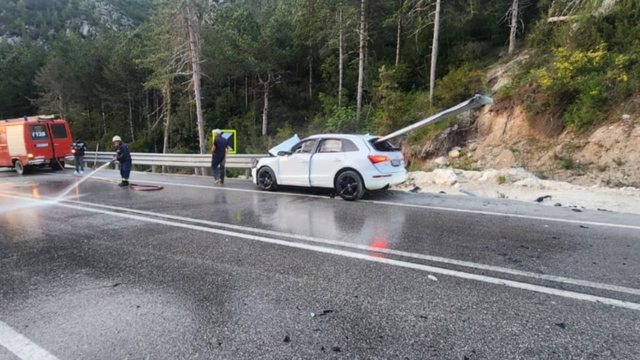 Aksident i frikshëm në Vlorë  Barriera e rrugës ndan në dysh makinën  shpëton i riu