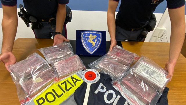 Itali  Trafikuan 60 kg kokainë me vlerë mbi 4 mln euro  arrestohen 2 shqiptarët dhe italiani
