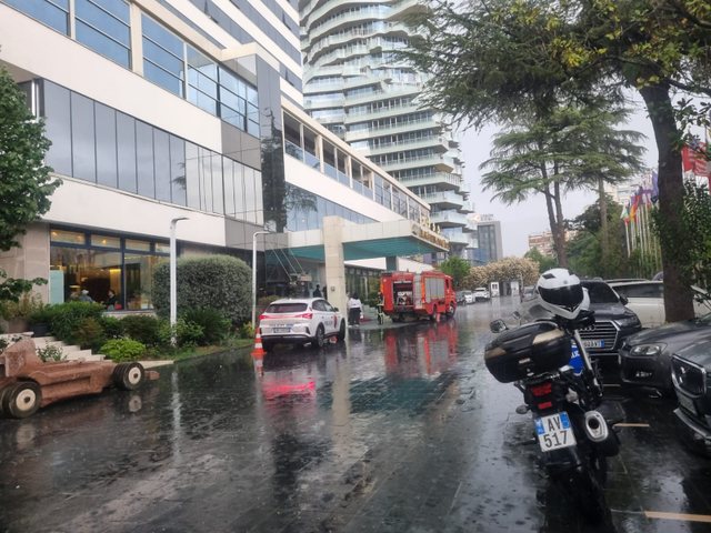Përfshihet nga flakët kati i katërt i  Hotel Tirana   forcat zjarrfikëse ndodhen në vendngjarje