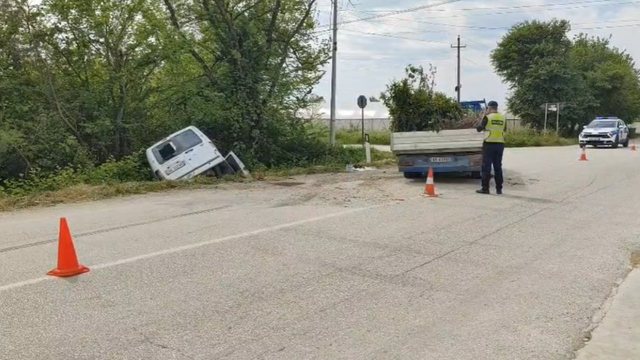 Përplasen dy automjete në Lushnjë  njëra përfundon në kanalin me ujë  tre të lënduar