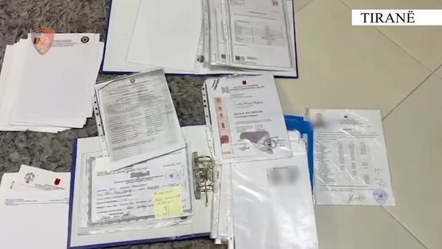 Zbulohet  laboratori  i diplomave false në Tiranë  arrestohet 51 vjeçari  Në banesë iu gjetën 