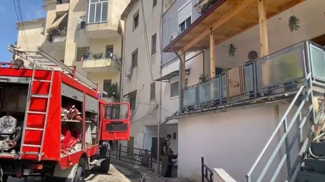Përfshihet nga flakët godina 5 katëshe në Gjirokastër