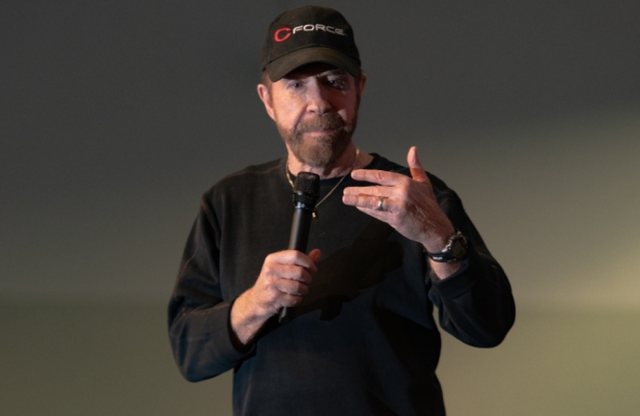 Familja e Chuck Norris reagon ashpër ndaj lajmeve dhe videove me AI për vdekjen e aktorit  Qarkullojnë material për historinë e tij mjekësorë apo 