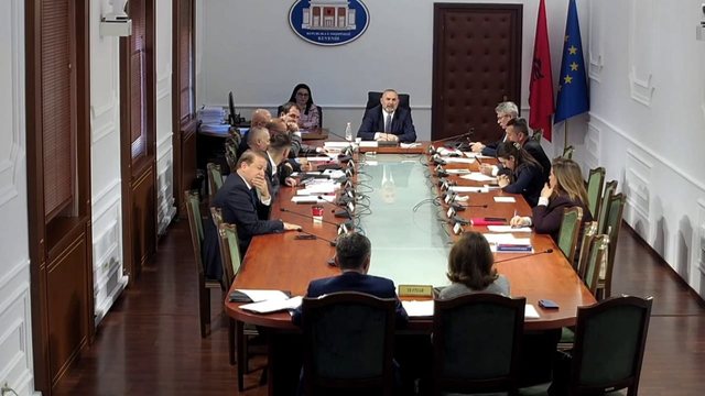 Ndryshon Ligji për pastrimin e parave  Deputetët votojnë draftin  kërkojnë sqarim për bllokimin 72 orë të llogarive