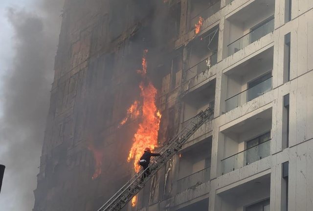 VIDEO FOTO  Zjarri në pallatin te  Farmacia 10  në Tiranë  QSUT në alarm  Urgjenca dhe Djegia Plastike në gjendje gatishmërie