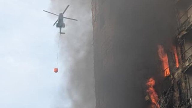 Zjarri në një pallat pranë QSUT  reagon Ministria e Mbrojtjes  Të angazhuar me 4 mjete zjarrfikëse  26 efektivë e dy helikopterë  Cougar