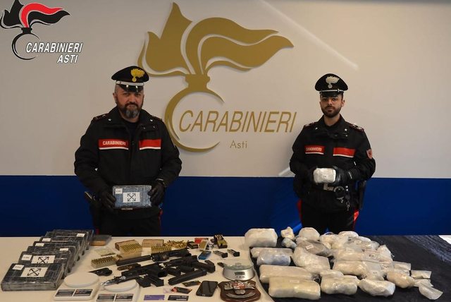 Kryesonte rrjetin e trafikut  shqiptari kapet me 22 kg kokainë e arsenal armësh  Vlera 5 mln euro  i gjenden 5 pistoleta të vjedhura  silenciator   