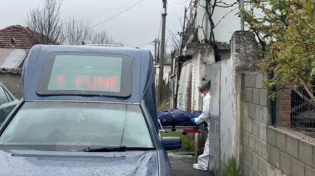 Pistat  Me shenja dhune në trup  i moshuari në Korçë gjendet pa jetë në banesë  policia nis hetimet  Çfarë dyshohet