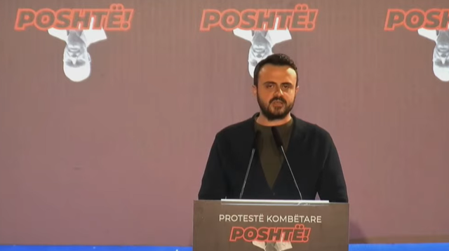 Protesta para Kryeministrisë  deputeti i PD  Xhaferri  Paratë tona po shkojnë për koncesione fantazmë