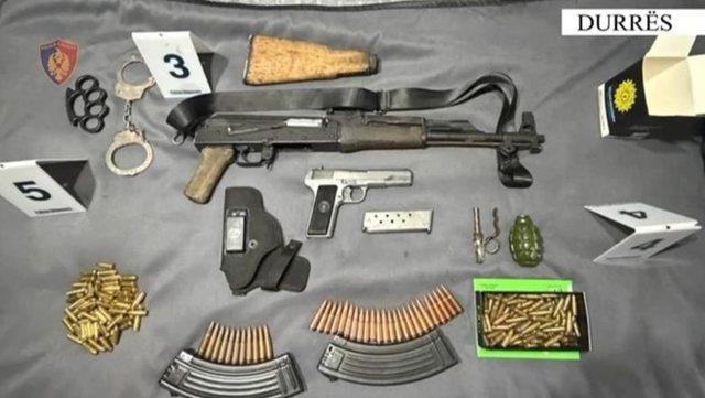 Aksioni  Mbante armë pa leje në studion e tatuazheve  në pranga 44 vjeçari  Sekuestrohet 1 pistoletë  1 kallashnikov  1 granatë dhe fishekë