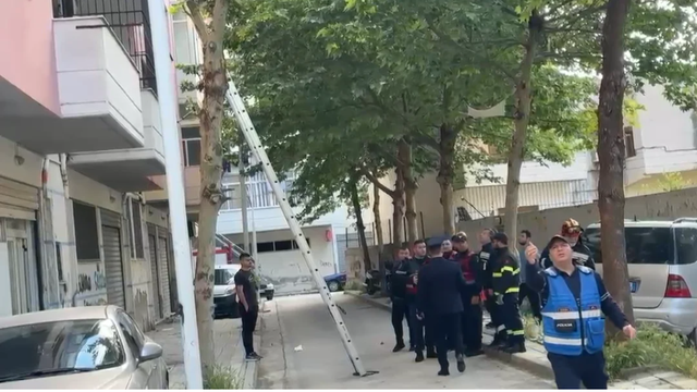 Vlorë  E moshuara me sklerozë alarmon lagjen  Pavarësia   tenton të hidhet nga kati i tretë i banesës