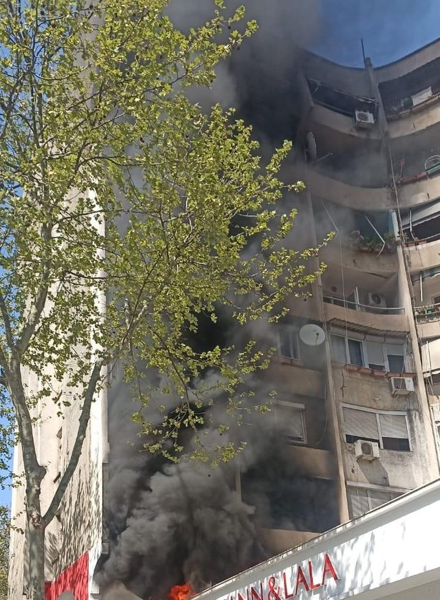 Zjarr në zonën e 9 katsheve  flakët përfshijnë pallatin