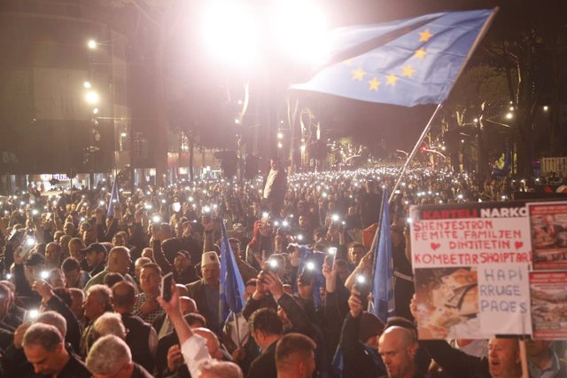 Protesta e opozitës  Përplasje e tensione  mbi 20 persona të shoqëruar nga policia