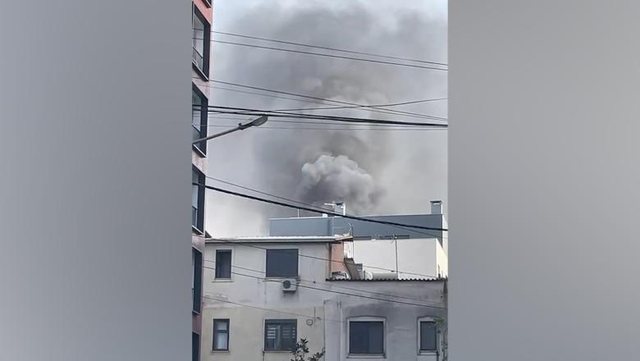 FOTOT  Pallati te  Farmacia 10  në Tiranë përfshihet nga flakët  tymi mbulon zonën 