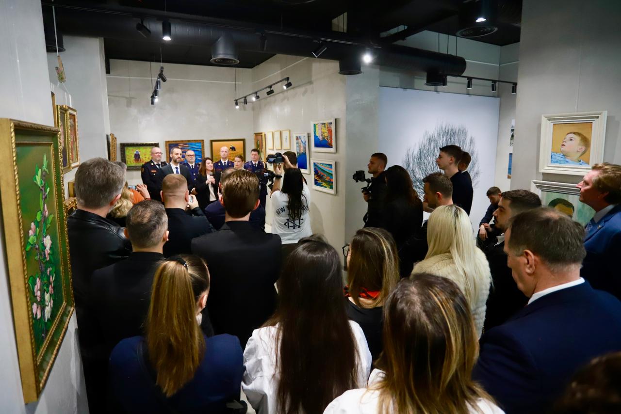 Ekspozitë me krijime të zyrtarëve të policisë në  PUBLIK Galeri   modeli i ri i ripërdorimit social të pasurive të konfiskuara nga AAPSK