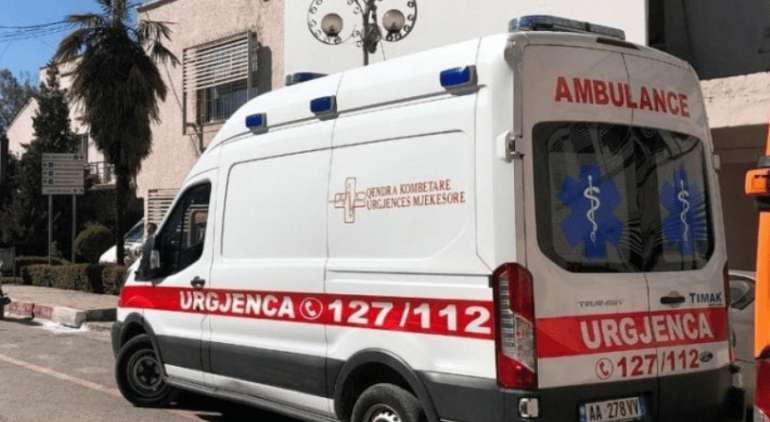 U rrëzua nga karrigia në banesë  5 vjeçarja nga Pogradeci përfundon te  Trauma 