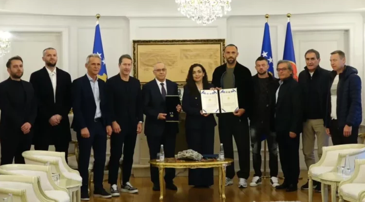 Vjosa Osmani dekoron futbollistët e Kosovës