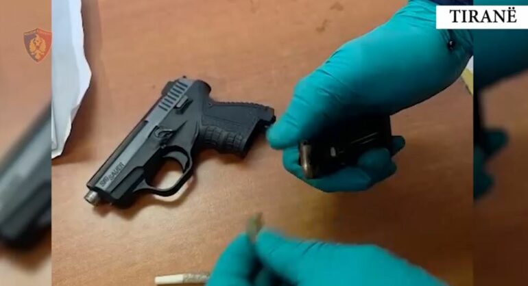 Me armë në makinë  arrestohet 21 vjeçari  e pëson dhe drejtuesi i mjetit