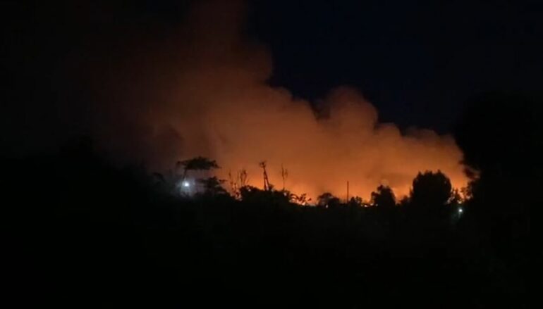 Prej mbrëmjes së djeshme në flakë  vijon të digjet landfilli në Bushat  zjarri përhapet në sipërfaqe të madhe