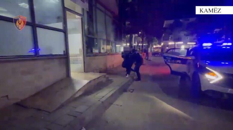 Qëlloi me armë zjarri gjatë sherrit në Tiranë  arrestohet 23 vjeçari