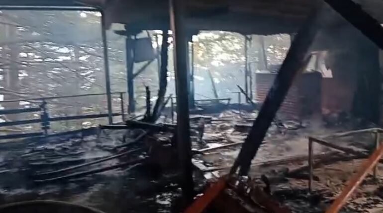 U përfshi nga flakët  shkrumbohet restoranti në Parkun e Qafë Shtamës