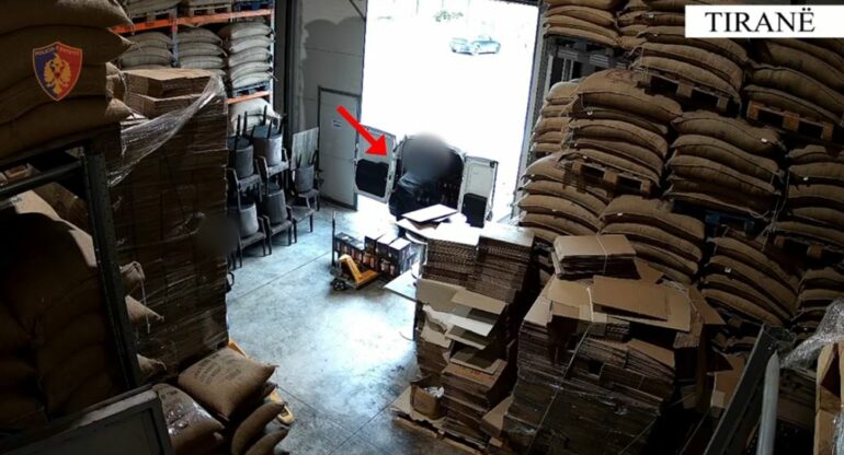 Vodhën 40 mijë kg kafe në subjektin ku punonin dhe e shitën  vihen në pranga 2 magazinierë  në hetim shpërndarësi