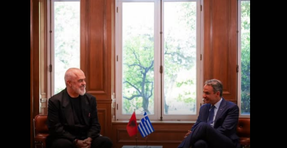 Mediat Greke degjenerojnë Ramën  në takim zyrtar i veshur sikur po dilte xhiro