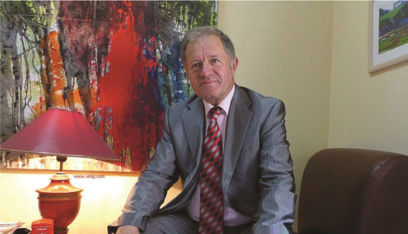 Flet Kryetari i Shoqatës  Shqipëria  Ilirjan Dhima  Në takimin e fundit me Micotaqis  kryeministri Rama duhet të ngrinte problemin e 65 mijë emigrantëve të   