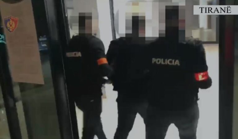 EMRAT  Shisnin fenelina dhe pajisje policie  dy në pranga në Tiranë