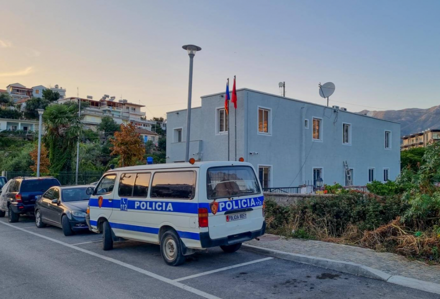 E rëndë në Himarë  i riu merr peng prindërit  qëllon dhe veten me thikë