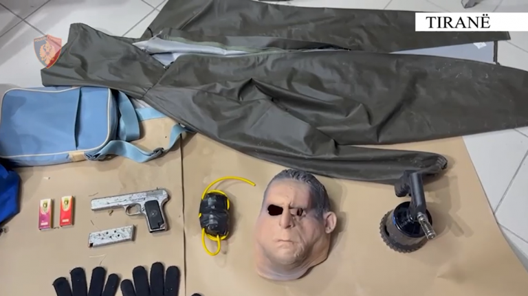 Eksploziv  armë dhe makina të vjedhura  Arrestohet 37 vjeçari në Paskuqan  në momentin e ndalimit mbante maskë silikoni dhe 