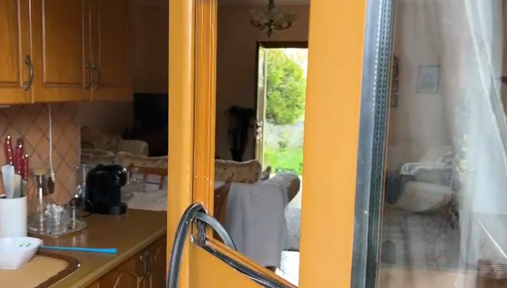 Tentoi të grabiste një banesë  humb jetën 47 vjeçari në Fier  Trupi i ngeci në dritare dhe 