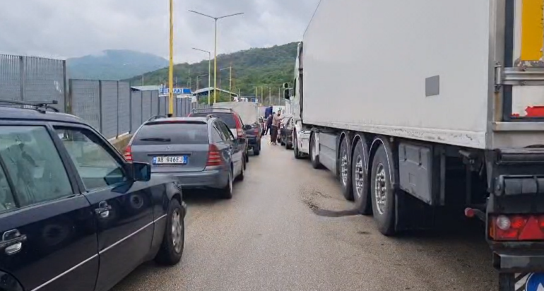 Probleme me sistemin në palën greke  krijohen radhë të gjata në Kakavijë