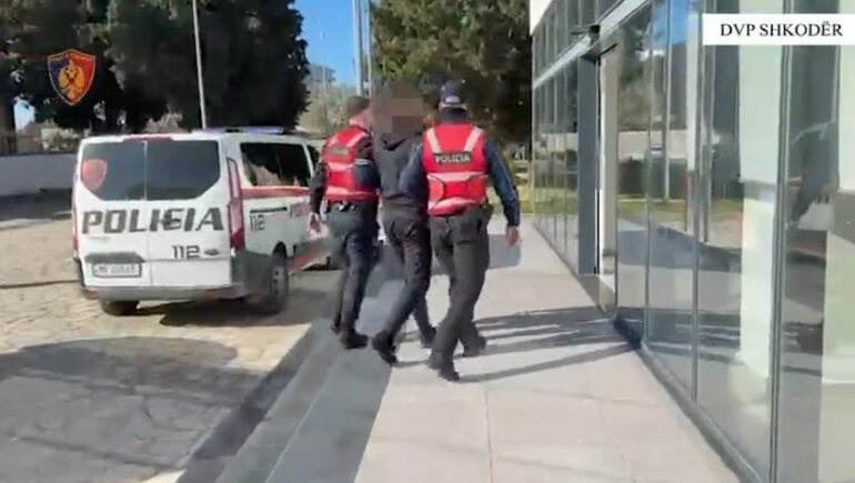 U kap me armë zjarri dhe kokainë e kanabis në makinë  arrestohet i riu në Shkodër