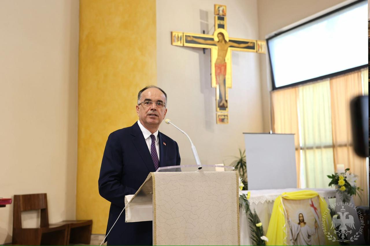 Presidenti Begaj ndjek  Urbi Et Orbi  dhe uron Pashkën nga Shëngjini  Reflektim dhe besim për të ardhmen